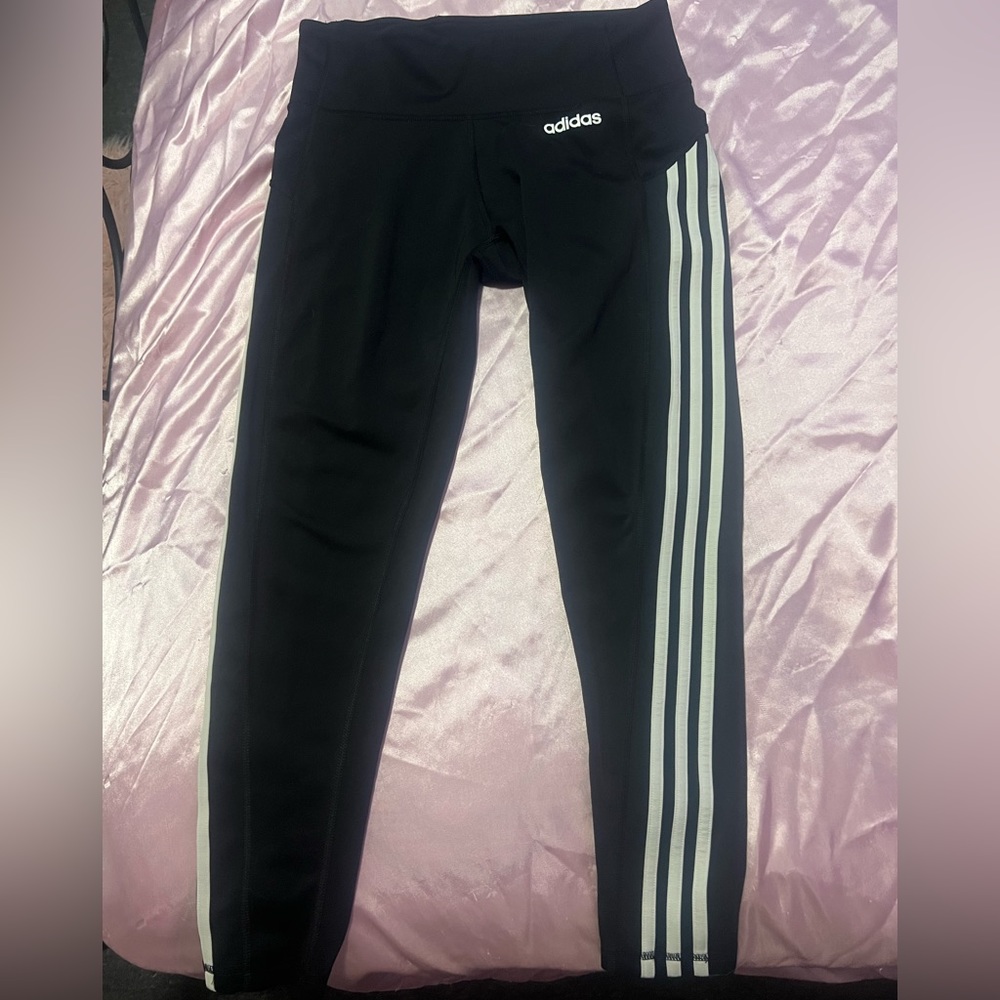 Adidas three stripe climate leggings super comfortable barley used size medium